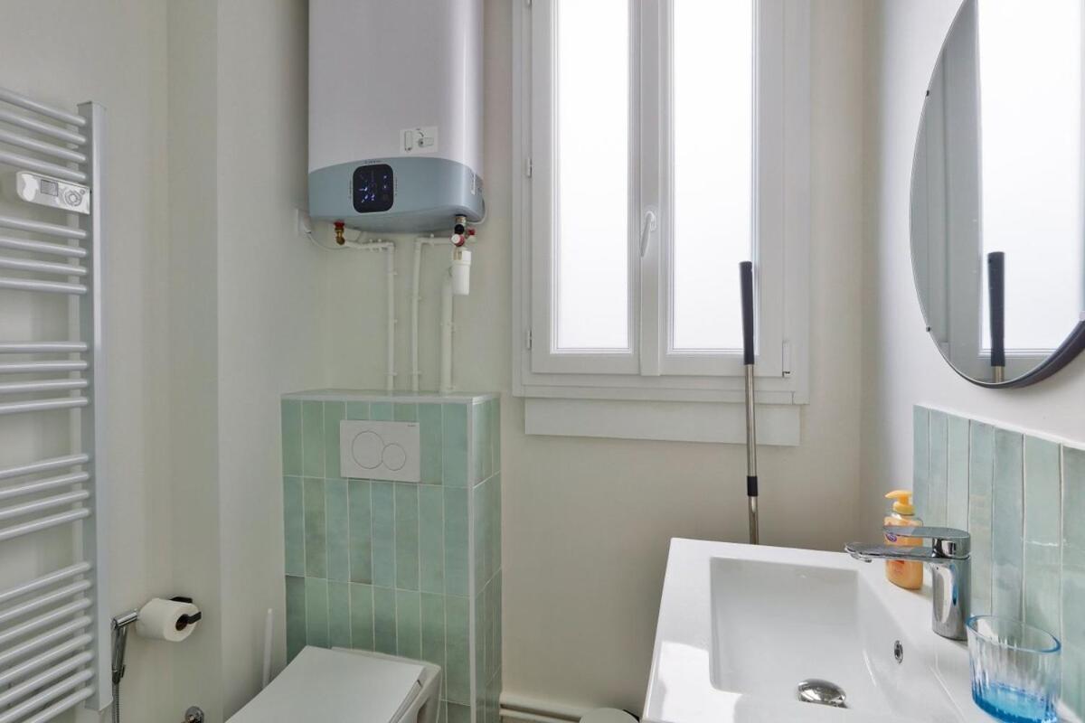Chic And Modern Close To Place D 'italie *